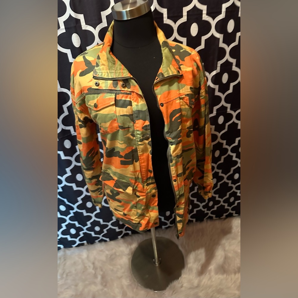 Like new ~ Womens camo jacket